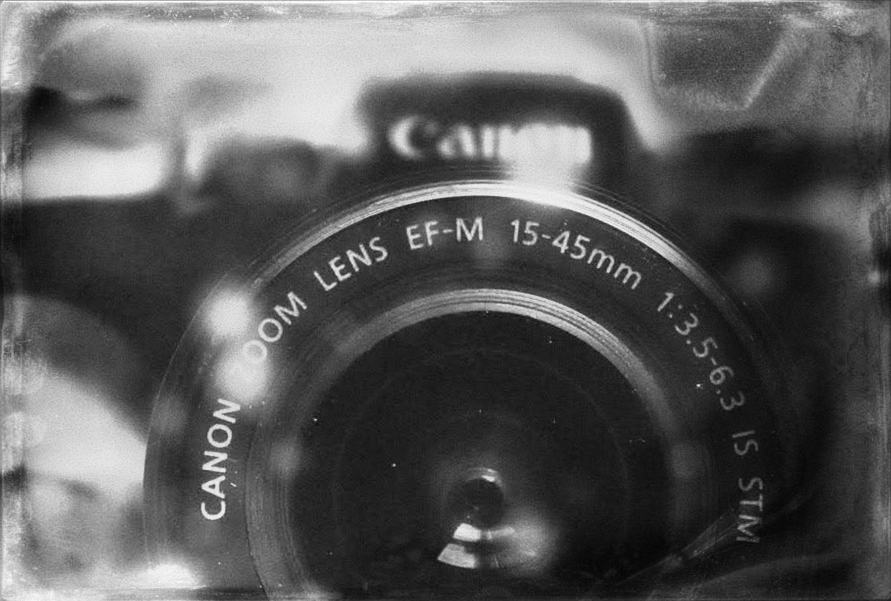 Cámara Canon en blanco y negro